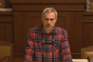 Piráti ve Sněmovně nasadili Pavlův kostým. Pubertální fracek si dupe nožičkou, kritizoval Hřib